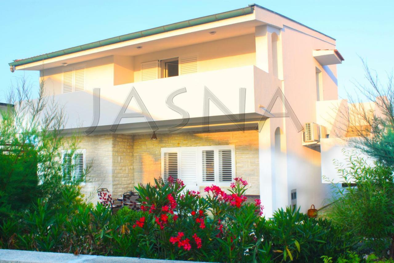 Ražanac Apartments Jasna מראה חיצוני תמונה
